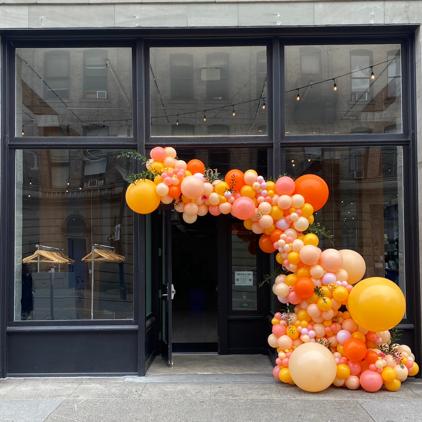 Creamsicle DIY balloon garland kit , confete balloons